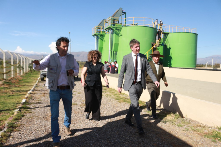 El embajador de Suecia en Bolivia visitó la planta de tratamiento de aguas residuales de Ucureña