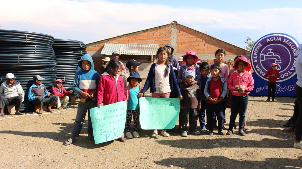 La empresa Plastiforte donó 25.000 dólares en tubería HDPE a Bolivia con Agua para proyectos de agua potable en Sucre