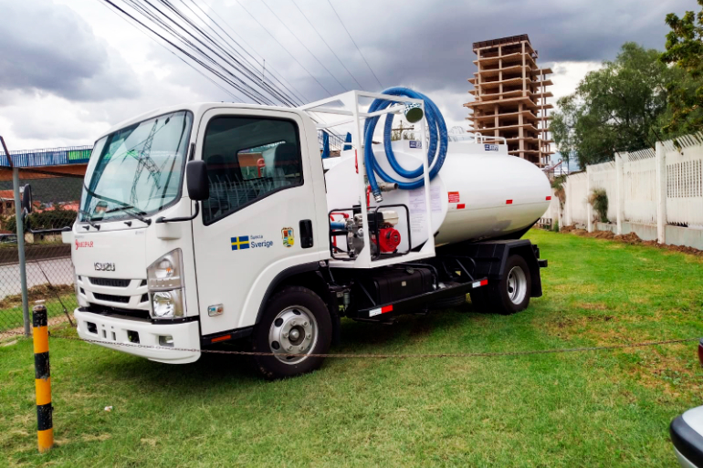 El programa Modelos Descentralizados de Saneamiento en Bolivia entrega un carro cisterna en Cliza