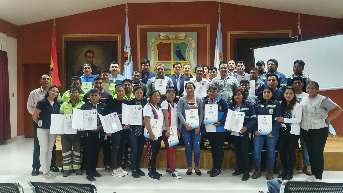 Técnicos y operadores del Valle Alto fueron certificados como operadores de plantas de compostaje por el Ministerio de Educación a través del SENASBA