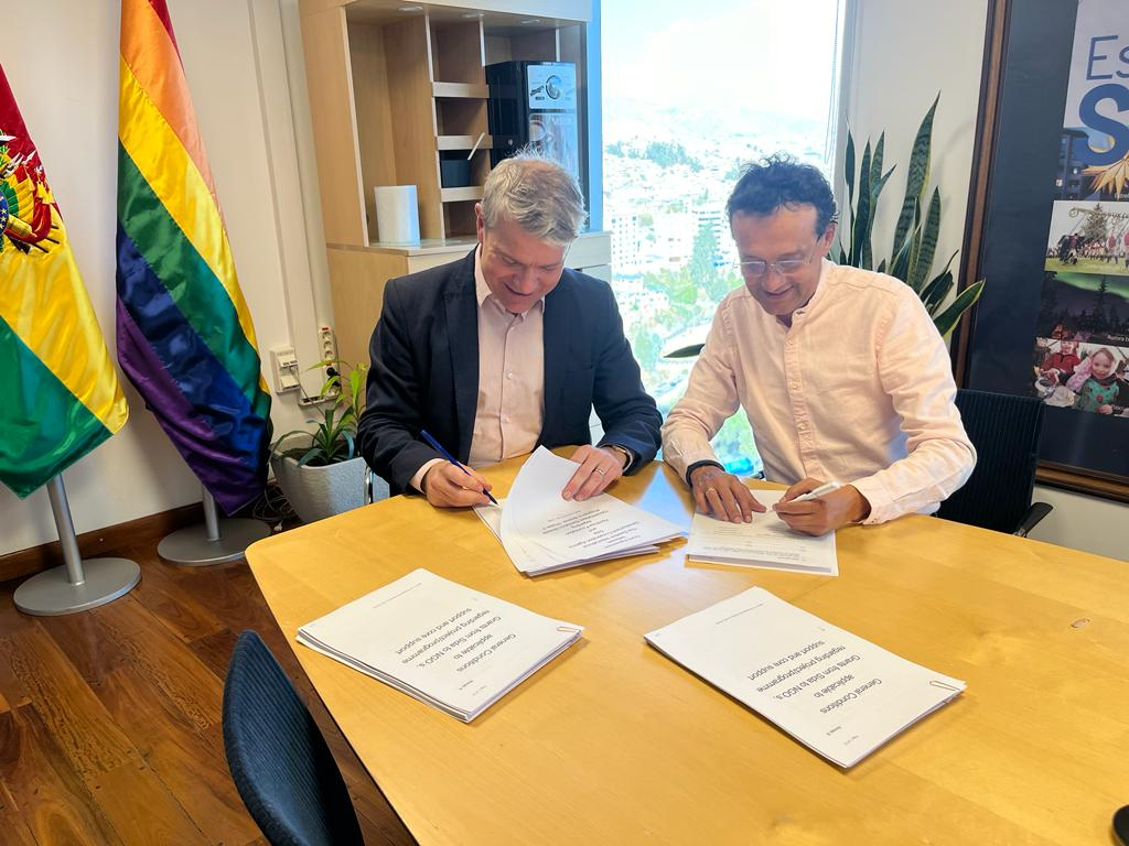 La Embajada de Suecia en Bolivia y Aguatuya firman convenio
